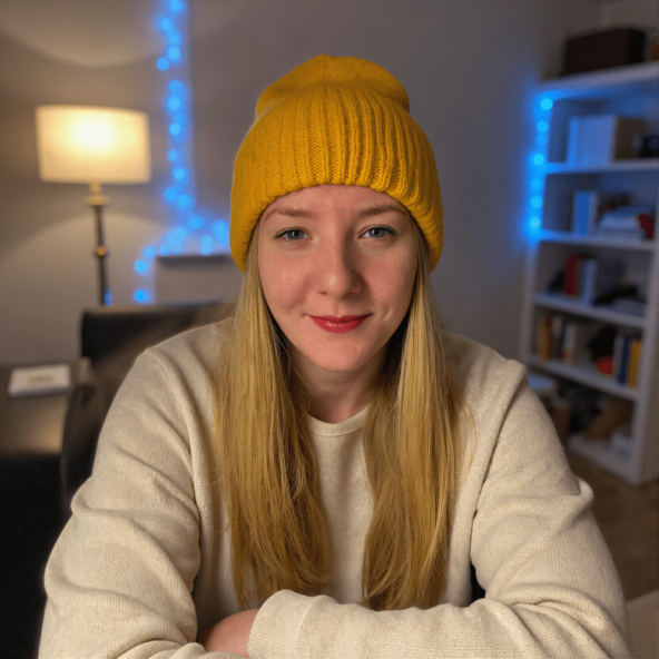 Нейросеть восстановила микрорельеф и детали. Лицо перестало быть плоским и теперь выглядит как на качественном профессиональном фото