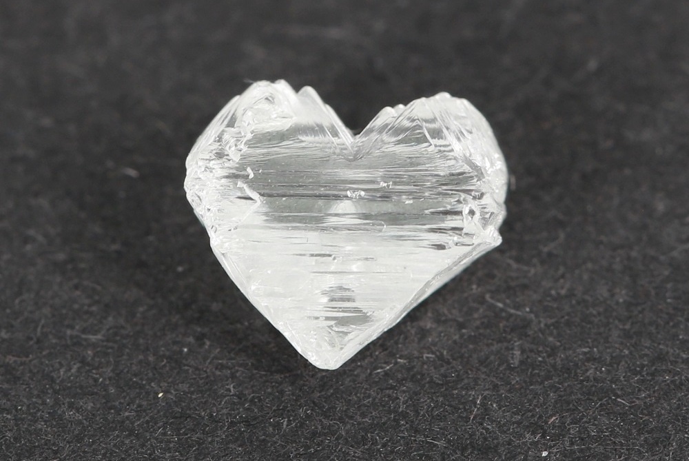 Алмаз «Сердечко» весом 1,65 карата из коллекции уникальных кристаллов редких цветов и форм. Фото alrosa.ru. Источник: yakutia24.ru