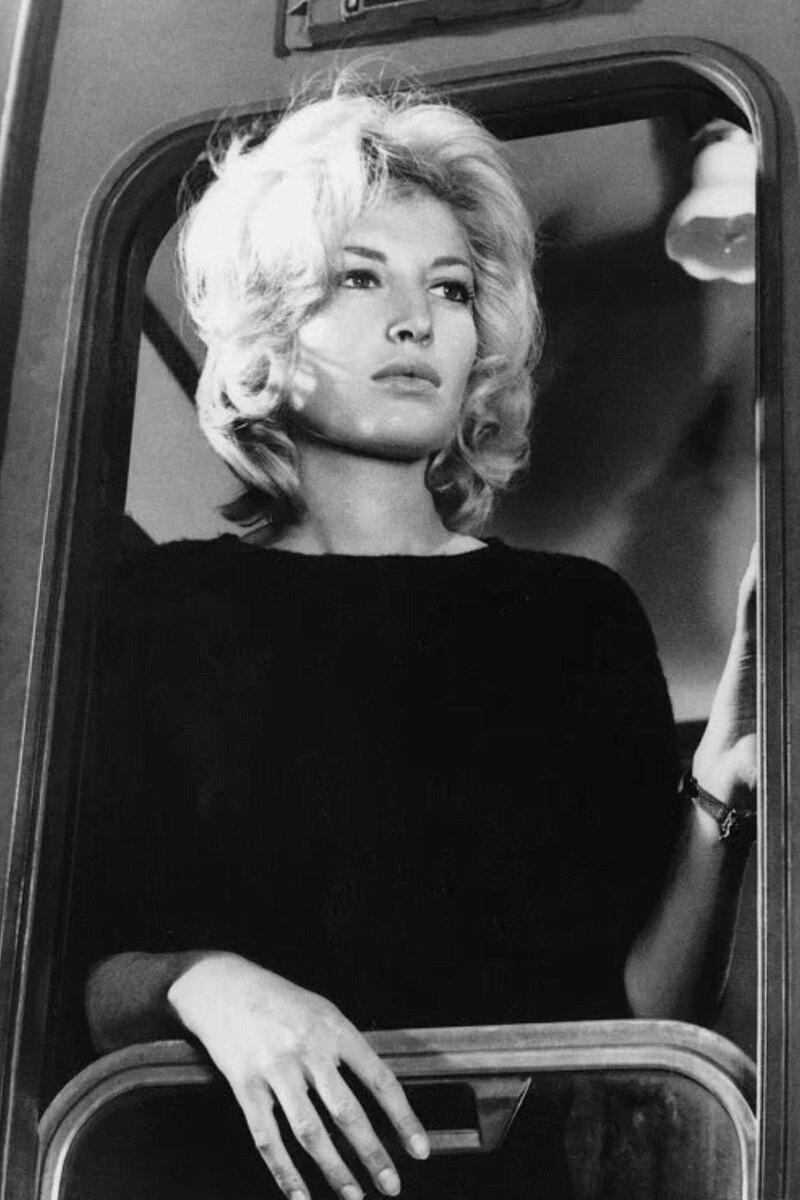 Cino del Duca📷Моника Витти в фильме «Приключение»