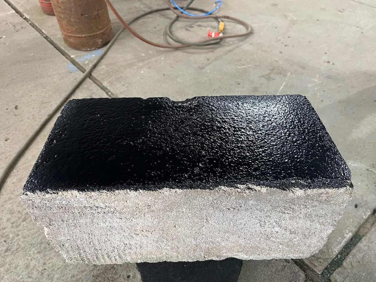 Рис. 1. Нанесение покрытия из высокомолекулярного полиэтилена на блок из пенобетона с помощью оборудования ANTICOR POLY.

