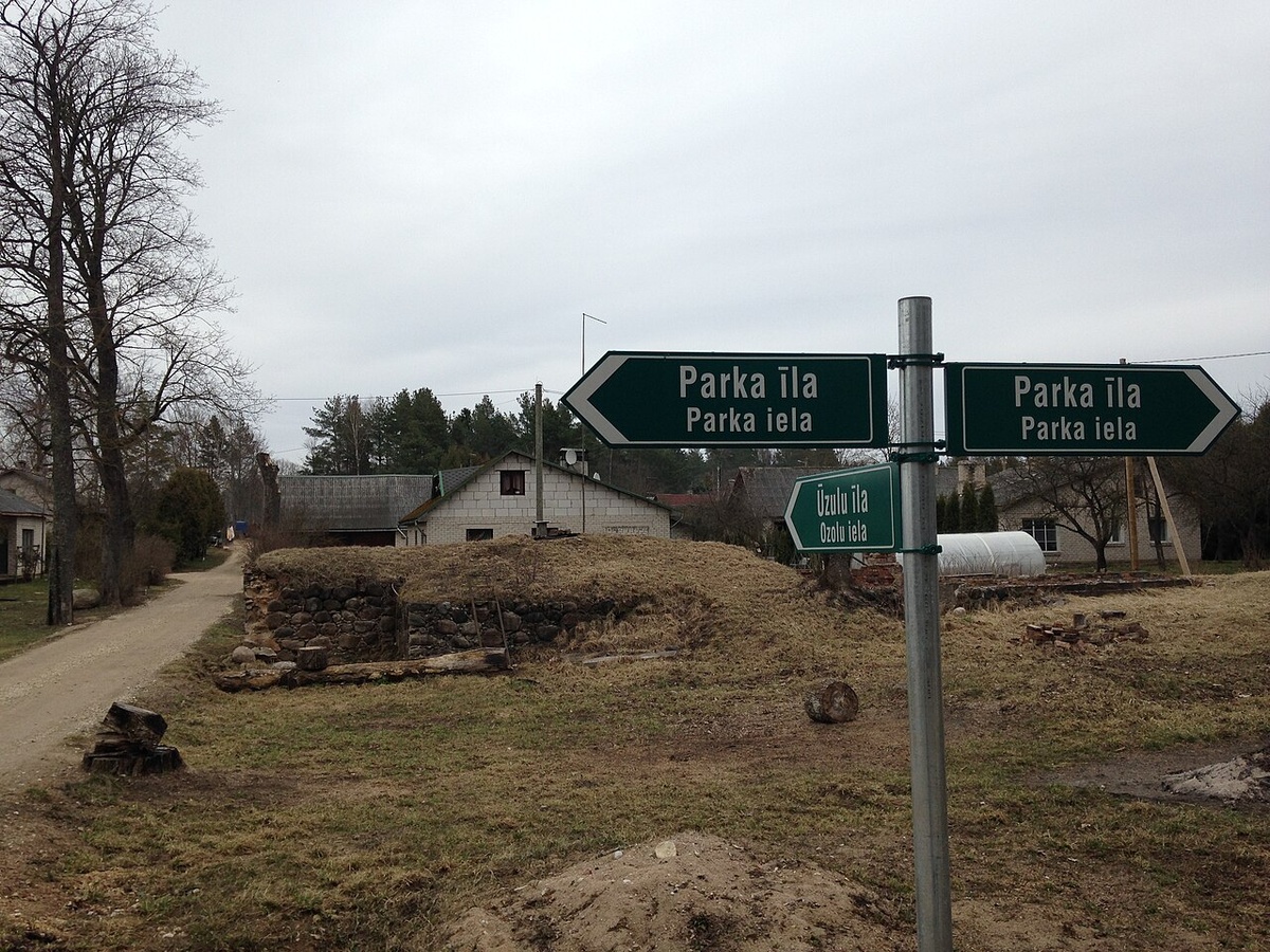Двуязычные уличные указатели в Салнаве, Лудзенский край (на табличках сверху надписи на латгальском языке, снизу — на латышском языке)