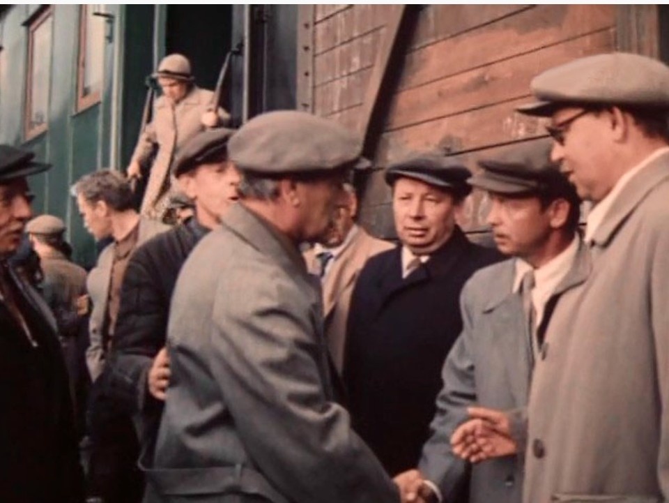    Кадр из фильма "Вечный зов". Прибывшее в Шантару руководство эвакуированного завода. Фото - кадр из фильма.