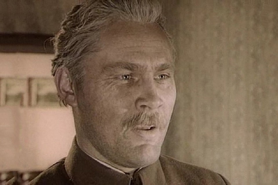    Кадр из телесериала "Вечный зов". Антон Савельев (актер Валерий Хлевинский) приезжает в Шантару руководить эвакуированным заводом. Фото - кадр из фильма.