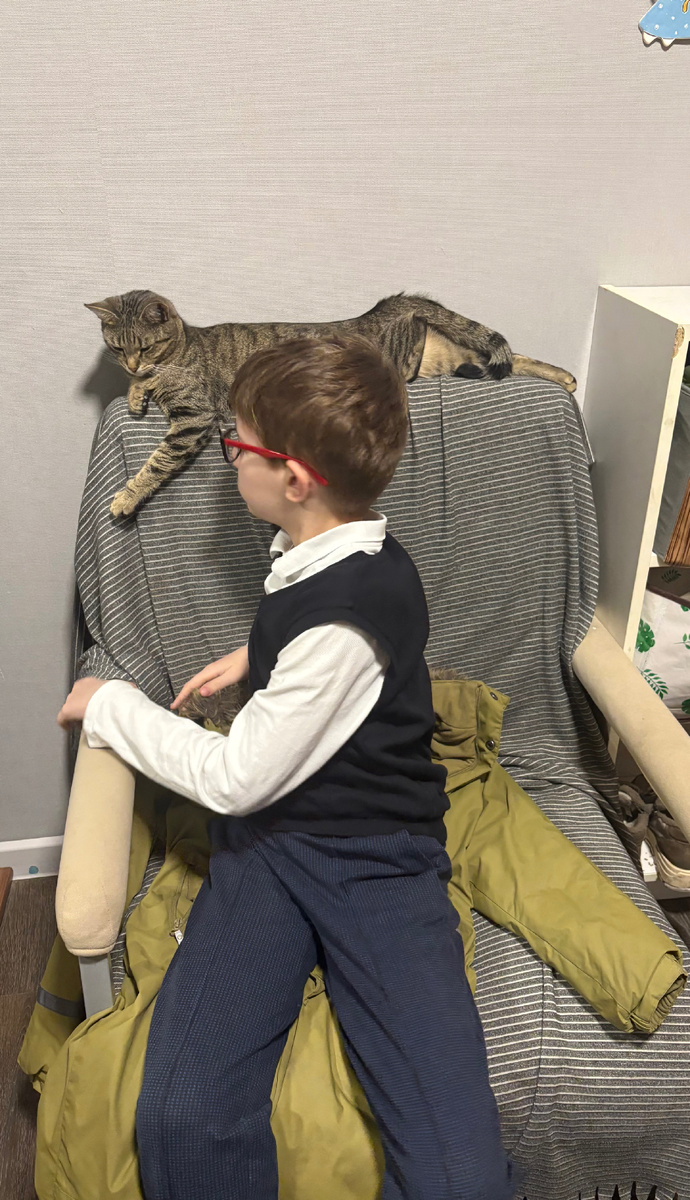 Сначала поза провожальщицы