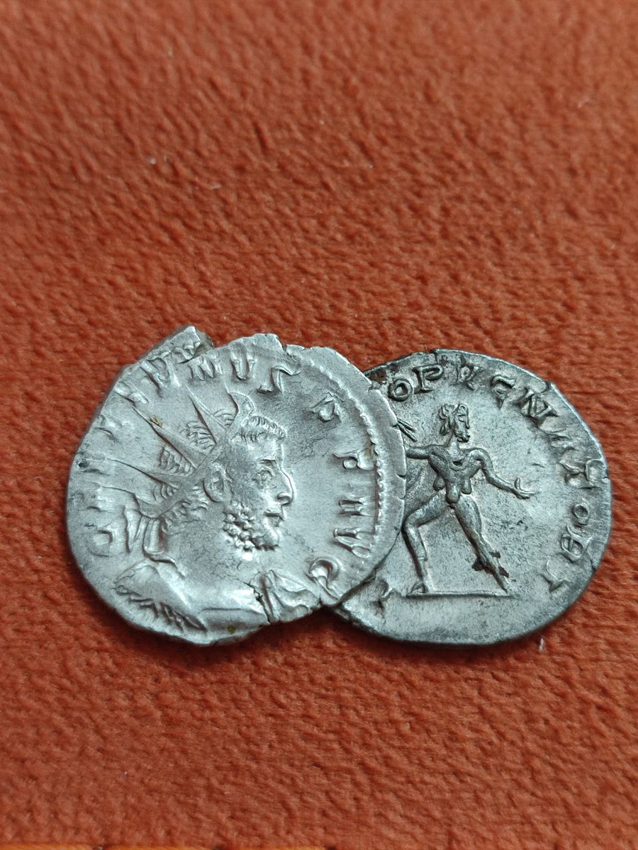 Античные монеты с профилем вправо