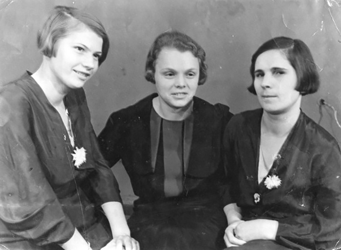 На снимке (слева направо): Евдокия Виноградова, инструктор МОСП Пясковская, Мария Виноградова.