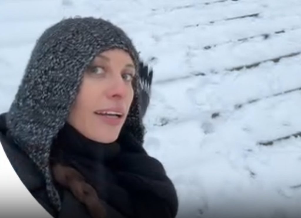 Скриншот из ТГК Виктории складчиковой📷    Заходить сюда опасно: звезда стендапа Виктория Складчикова посетила волжский мортуарий
