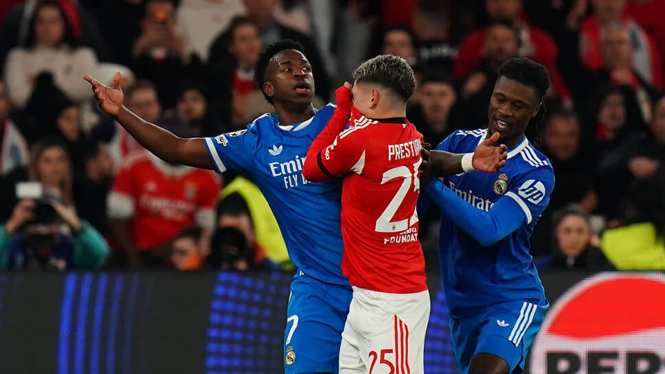 За оскорбление форварда «Реала» Винисиуса (слева) вингеру «Бенфики» Джанлуке Престианни (в центре) грозит длительная дисквалификация.📷Фото: Gualter Fatia / Getty Images