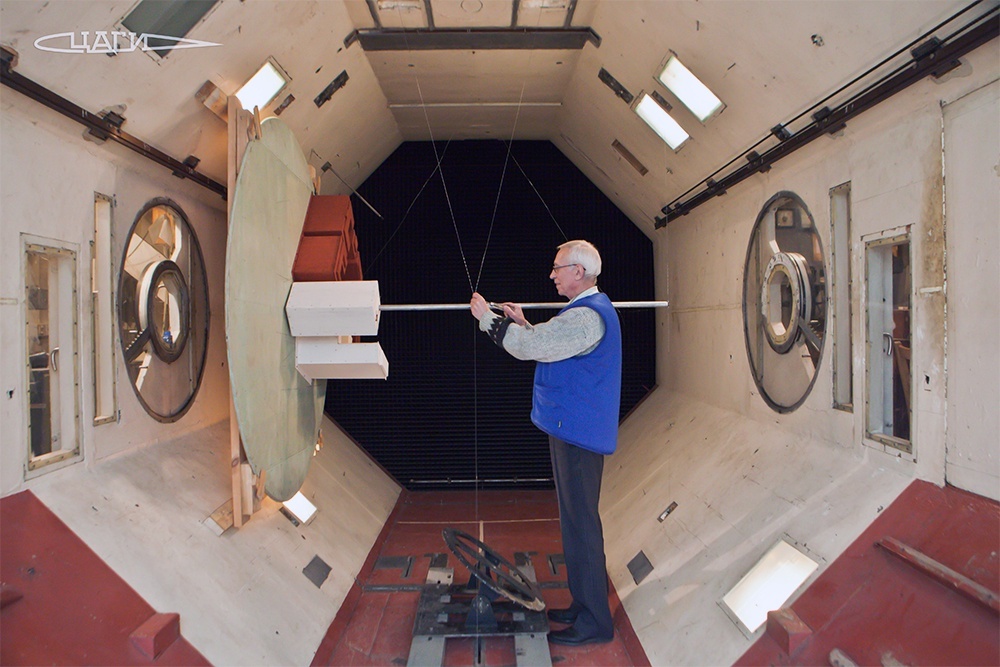    На этом снимке - испытания в старейшей аэродинамической трубе ЦАГИ модели одного из новых жилых комплексов столицы. / Архив ЦАГИ