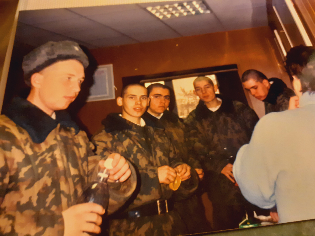 Я справа, набил рот