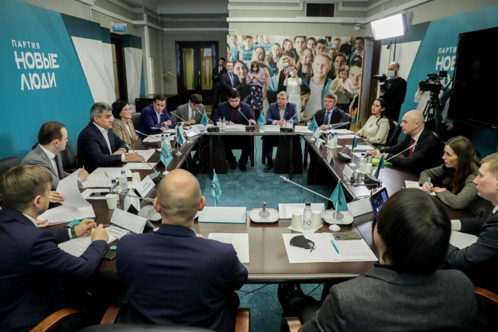      https://www.google.com/imgres?q=новые%20люди%20партия%20&imgurl=https%3A%2F%2Fupload.wikimedia.org%2Fwikipedia%2Fcommons%2Fa%2Fa6%2FNew_People_party_faction_in_the_8_State_Duma_%25282021-10-25%2529.jpg&imgrefurl=https%3A%2F%2Fcommons.wikimedia.org%2Fwiki%2FFile%3ANew_People_party_faction_in_the_8_State_Duma_(2021-10-25).jpg&docid=BqrCzWbFjcwubM&tbnid=NoI09i46S9NmnM&vet=12ahUKEwj7x_vxmvCSAxXWHRAIHTgDLjsQnPAOegQIFxAB..i&w=5000&h=3333&hcb=2&itg=1&ved=2ahUKEwj7x_vxmvCSAxXWHRAIHTgDLjsQnPAOegQIFxAB Марк Нефедов