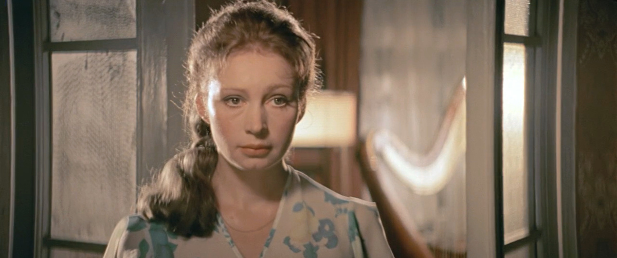 Кадр из кинофильма "Сто грамм" для храбрости", 1977 г., режиссеры Борис Бушмелев, Анатолий Маркелов, Георгий Щукин, сценаристы Григорий Горин, Николай Пушков, Виктория Токарева, композиторы Алексей Рыбников, Карэн Хачатурян (скриншот)