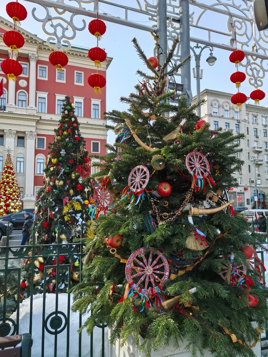 И Масленица, и русский Новый год и китайские фонари, всё на  одной фотографии