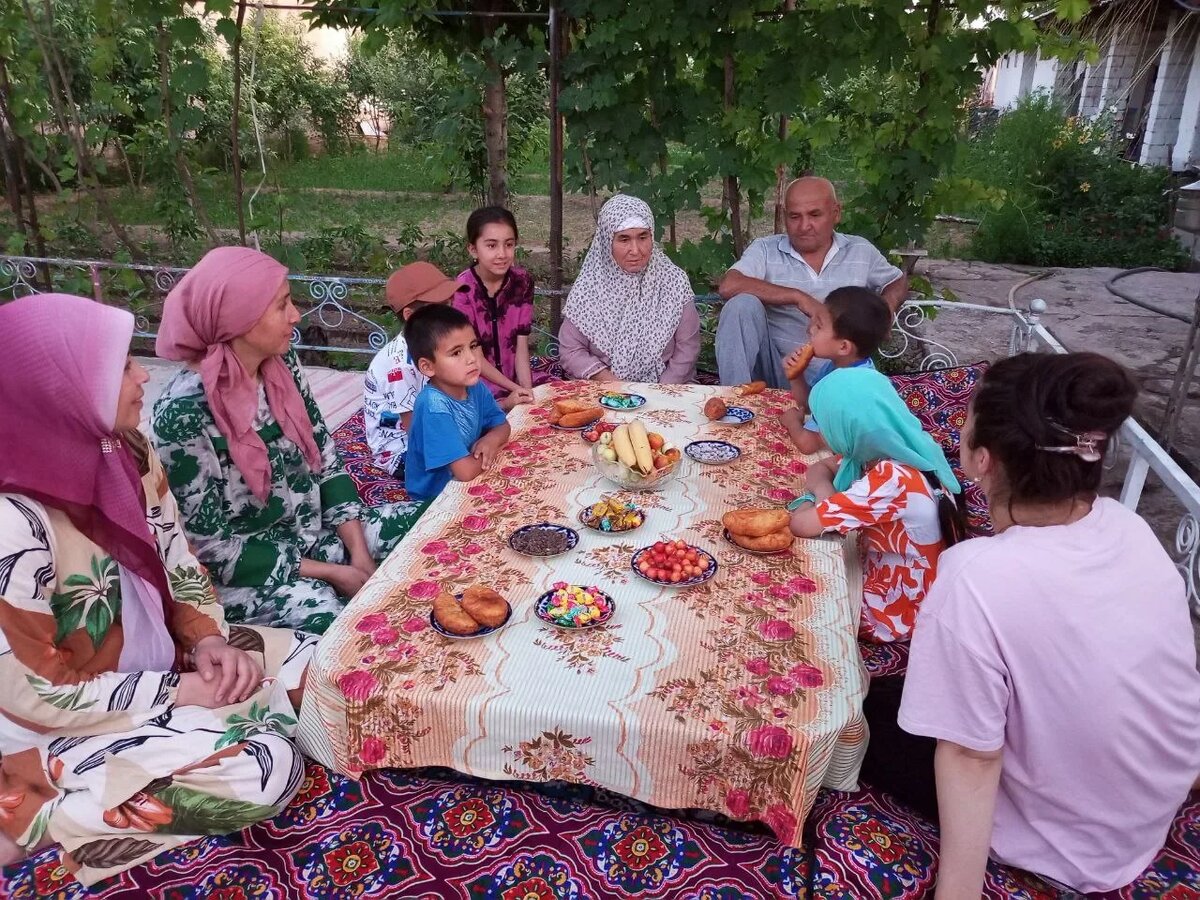    В день Курбан хайита следует позвать в гости родственников, особенно тех, с кем давно не виделись.