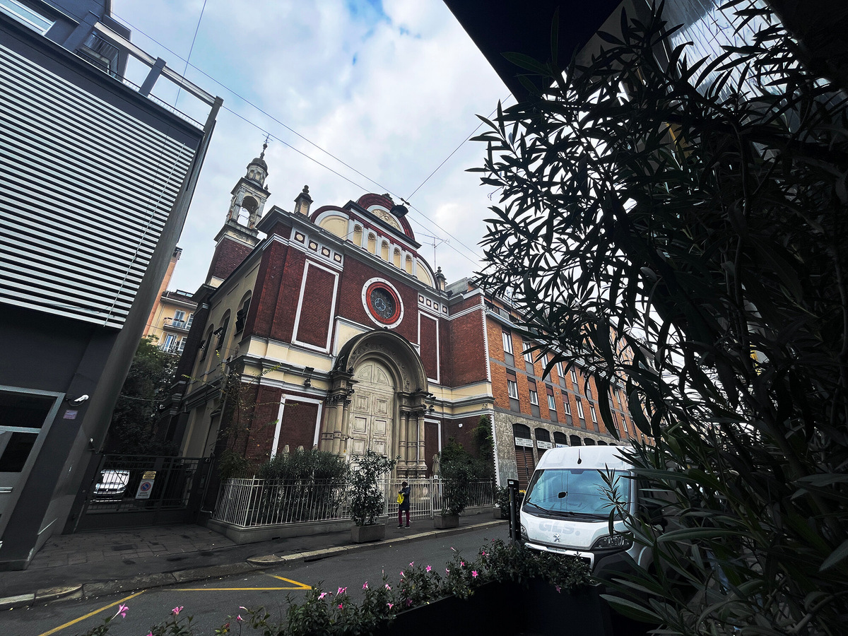 Снаружи ничего не выдаёт ночной клуб, но только по отсутствию колокола на кампаниле можно предположить, что это уже не церковь