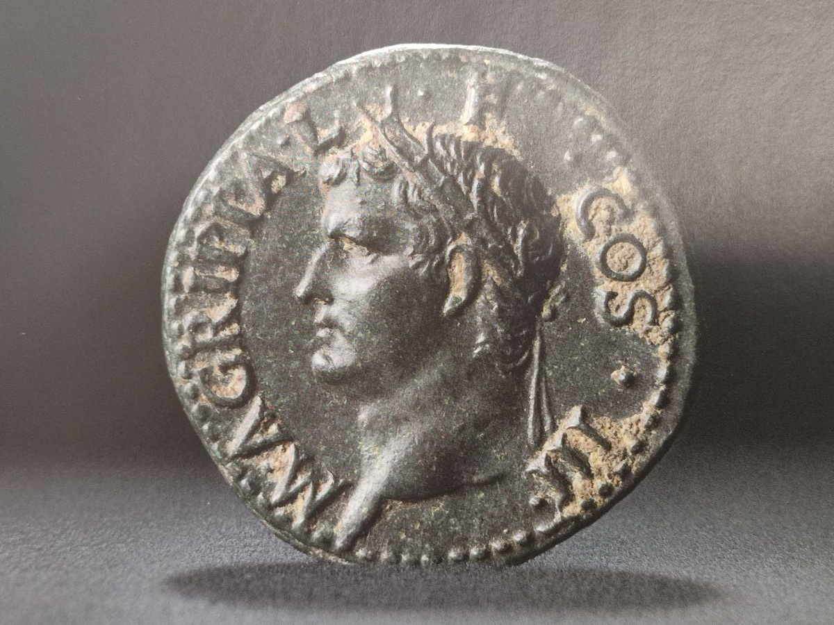 Античная монета времён Октавиана Августа