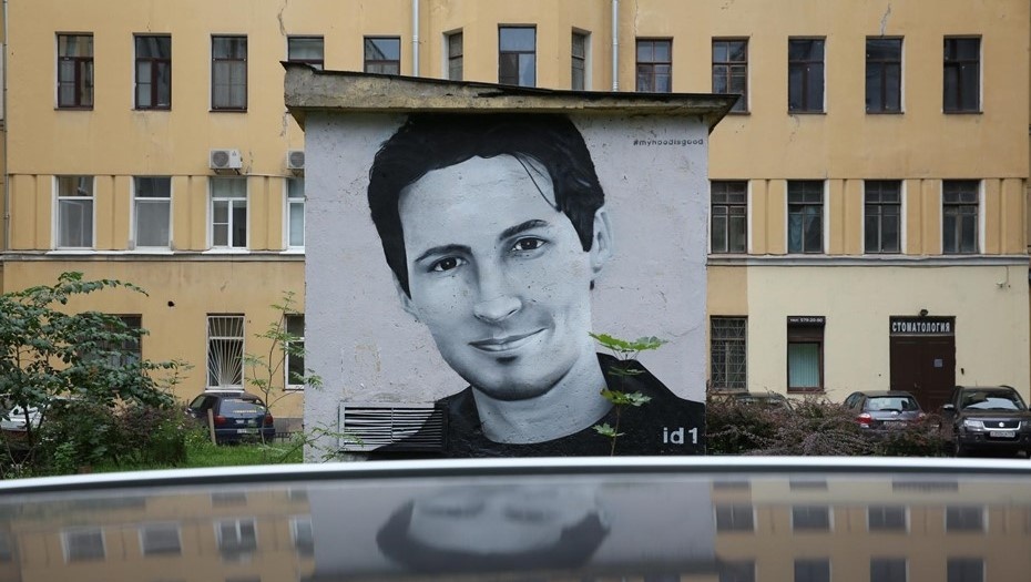 Автор фото: Пётр Ковалёв / "ДП". Граффити-портрет Павла Дурова на стене электробудки в центре Петербурга.