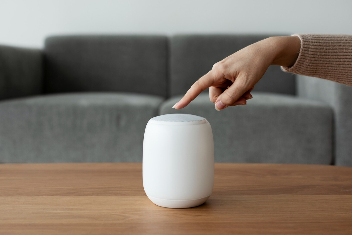     OpenAI может выпустить умную колонку: Джони Айв без дела не сидит