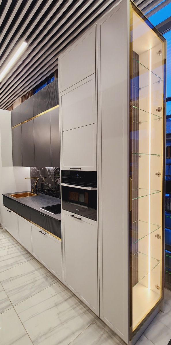 Современная кухня с тремя видами фасадов МДФ, столешницей из агломерата и фартуком из керамогранита от Лиговмебель, Санкт-Петербург