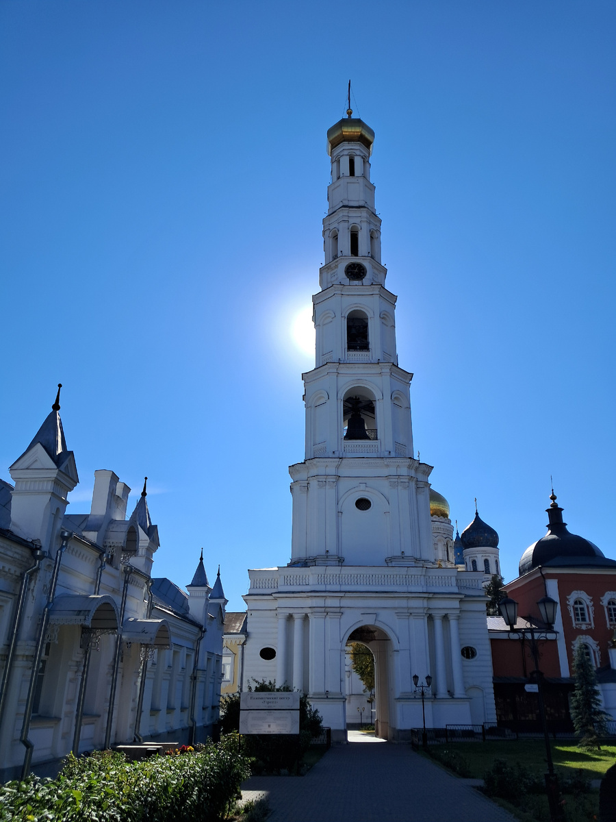 Может у кого есть фото когда солнце стоит над колокольней в виде пламени свечи? Делитесь в комментариях.