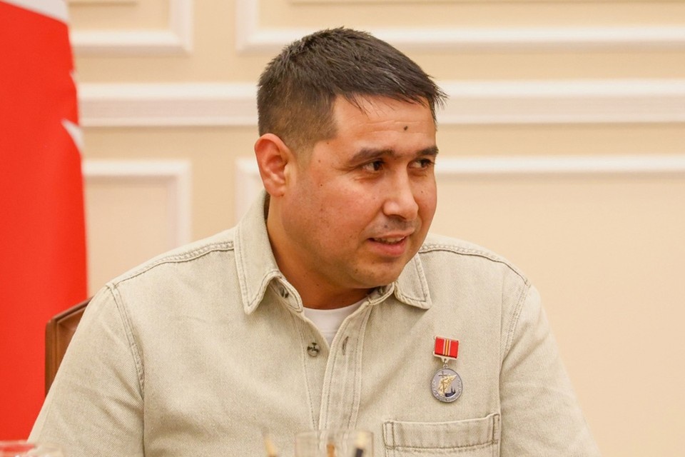    Мужчину наградили за мужество и смелость. Фото: gov.spb.ru