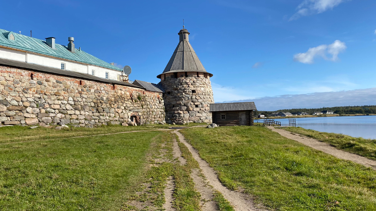Соловки. Здесь, в кофейне на берегу, я встретил человека, который умел продавать пустоту так, что она становилась сокровищем.