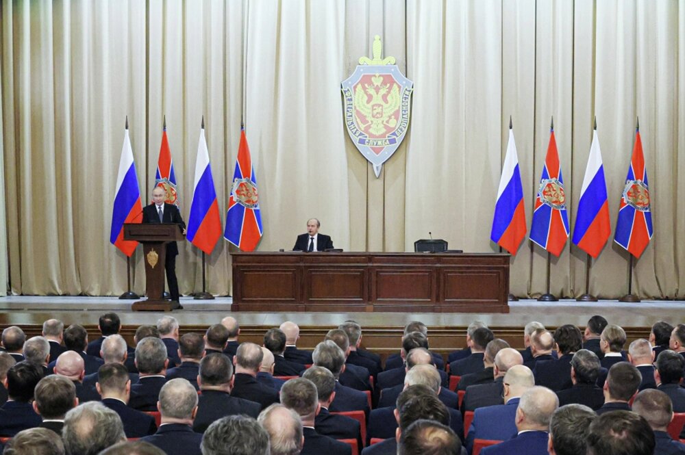    Владимир Путин выступает на заседании коллегии Федеральной службы безопасности РФ. Справа — директор Федеральной службы безопасности РФ Александр Бортников. Фото: РИА Новости/ Михаил Метцель