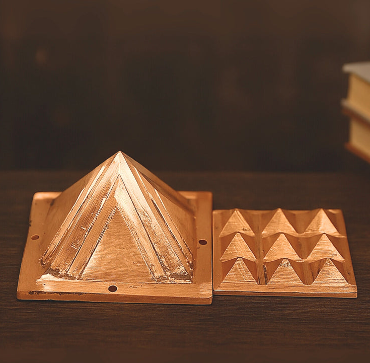 Для нейтрализации утечки энергии можно размещать дома пирамидки Васту. Фото: plusvalueindia.com