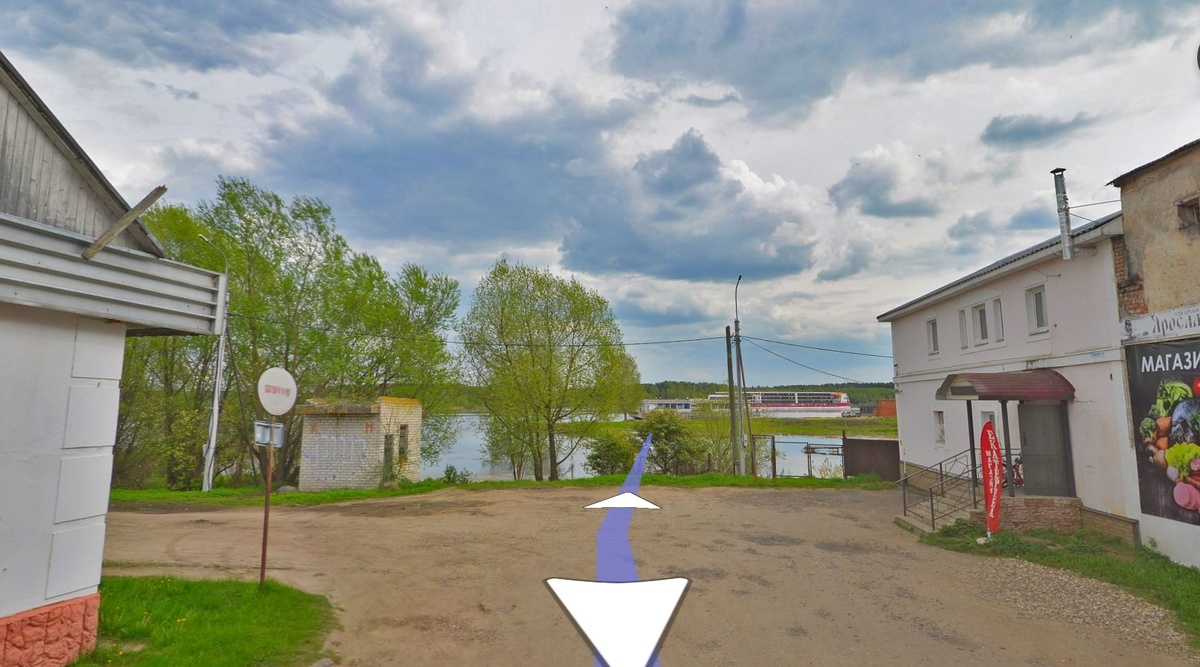 Бусяка встал прямо по синей линии с панорам Яндекса. Прямо на берегу. На этом скрине контраст. Теплоход и лухари жизнь в унылом окружении.