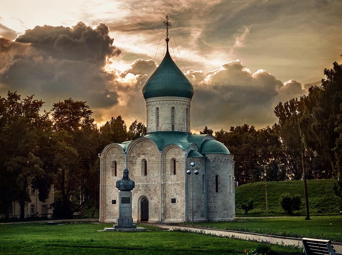 Есть места, которые не просто посещаешь, а в которые погружаешься. Переславль-Залесский — именно такой город-портал. Здесь под ногами не просто асфальт, а слои веков, помнящие рождение империй и великих людей.