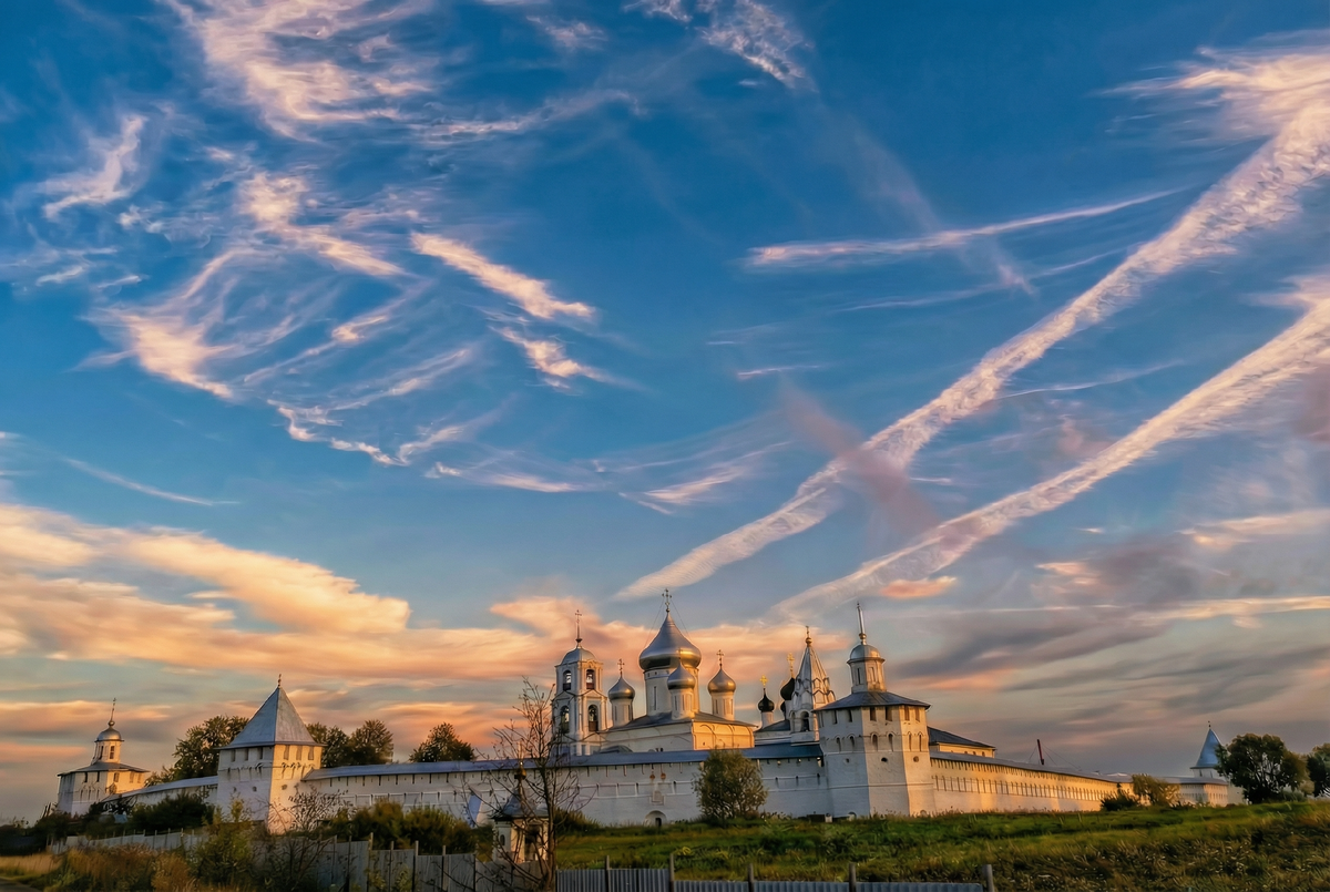 А стоит сделать шаг в сторону от древних стен — и вы оказываетесь на берегу мистического Плещеева озера. Это зеркало души города, где юный Петр I строил свою «потешную флотилию», закладывая фундамент будущего российского флота.