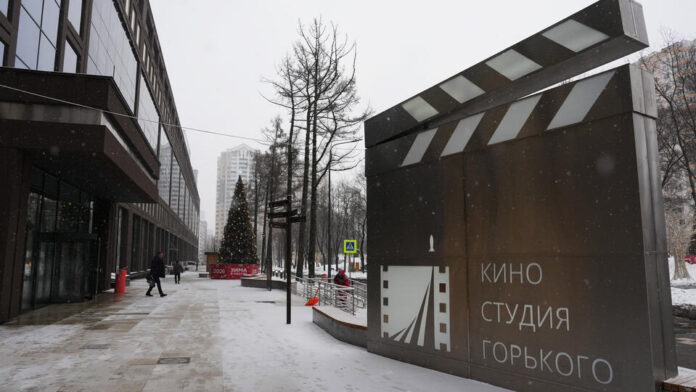    Силиконовая тайга: Московские павильоны в 2032 году захватывают Голливуд в хрониках цифровой революции.