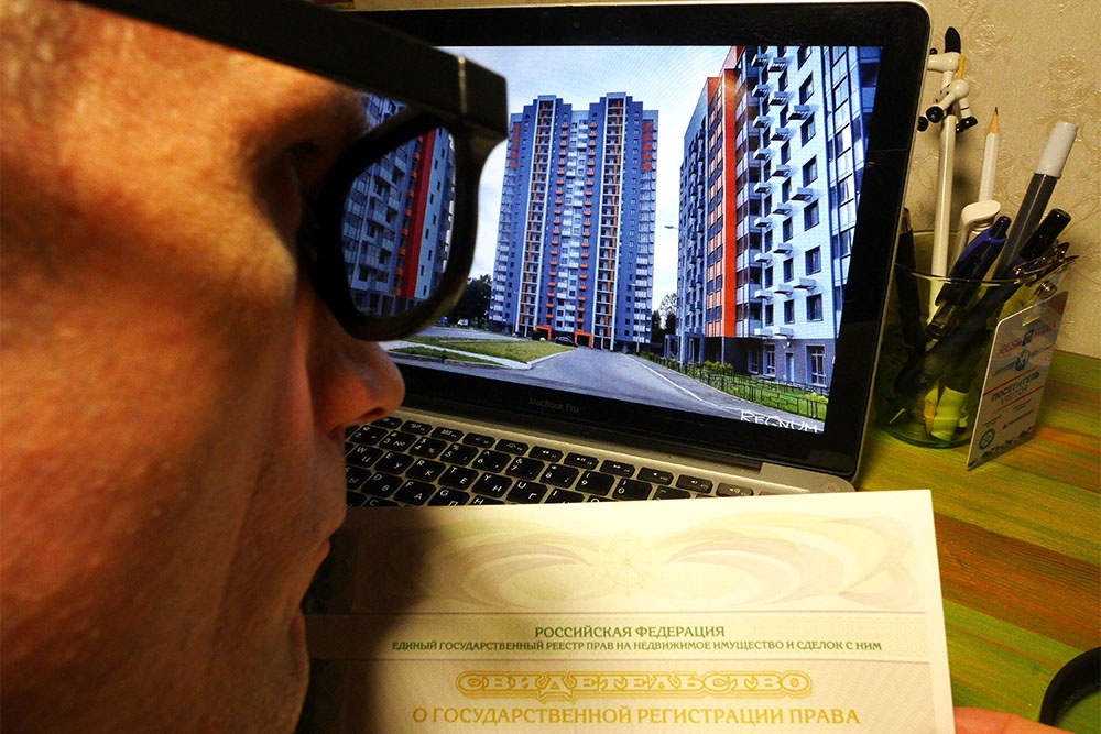    Чтобы сделку не оспорили в суде, юристы советуют включать в текст договора купли-продажи жилья особые пункты. / Сергей Михеев