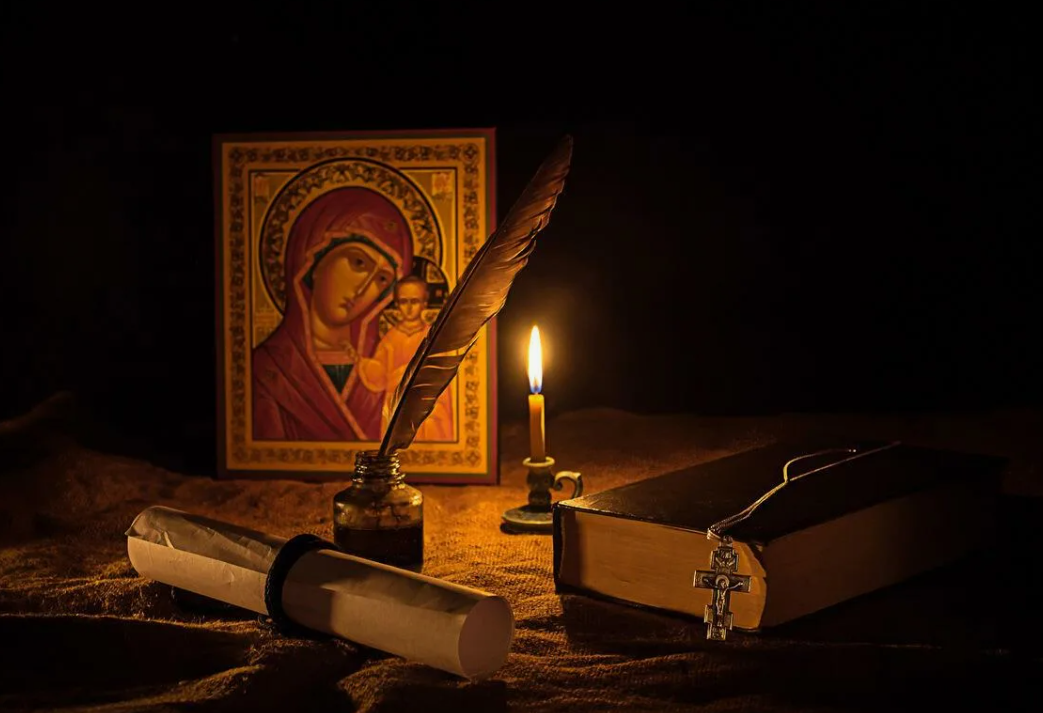 Это важный и глубокий процесс, который лежит на стыке славянских традиций, психологии рода и эзотерических практик. Важно понимать, что "перепрошивка родовых программ" — это не магический ритуал за один вечер, а глубокая внутренняя работа, направленная на исцеление связей с предками и изменение сценариев, которые передаются из поколения в поколение.