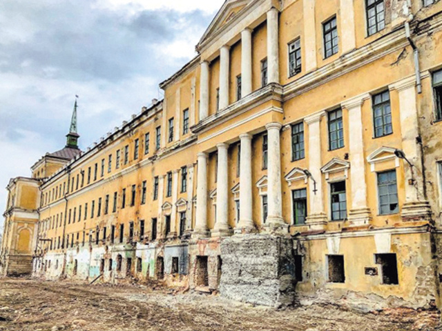    Сейчас знаменитое здание со шпилем находится на реставрации