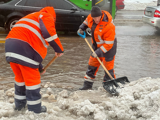    Утром все растаяло, а днем ударил мороз и Курск превратился в один большой каток