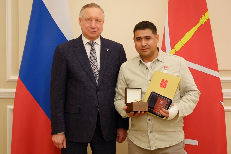    Александр Беглов наградил дворника за мужество. Фото: gov.spb.ru