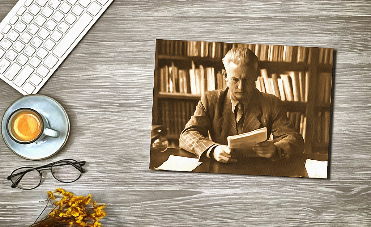 Александр Александрович Фадеев за работой