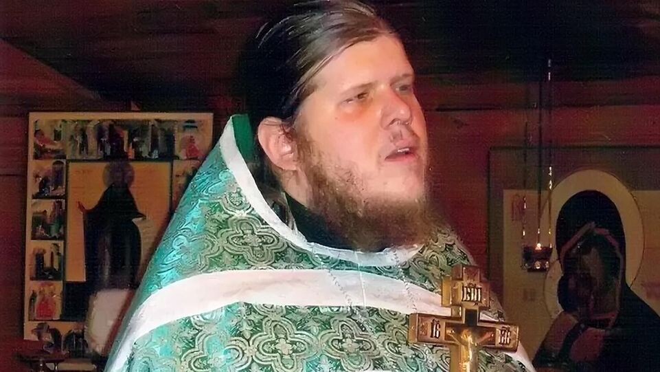    Андрей Попов в облачении священника. Кадр из видео / RuTube
