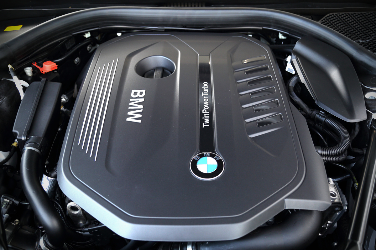 https://upload.wikimedia.org/wikipedia/commons/1/1c/BMW_740i_L6_engine.jpg