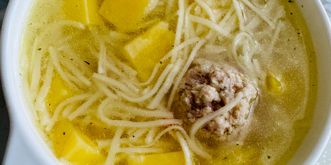 Суп с лапшой и куриными фрикадельками по-домашнему 🫶🏻