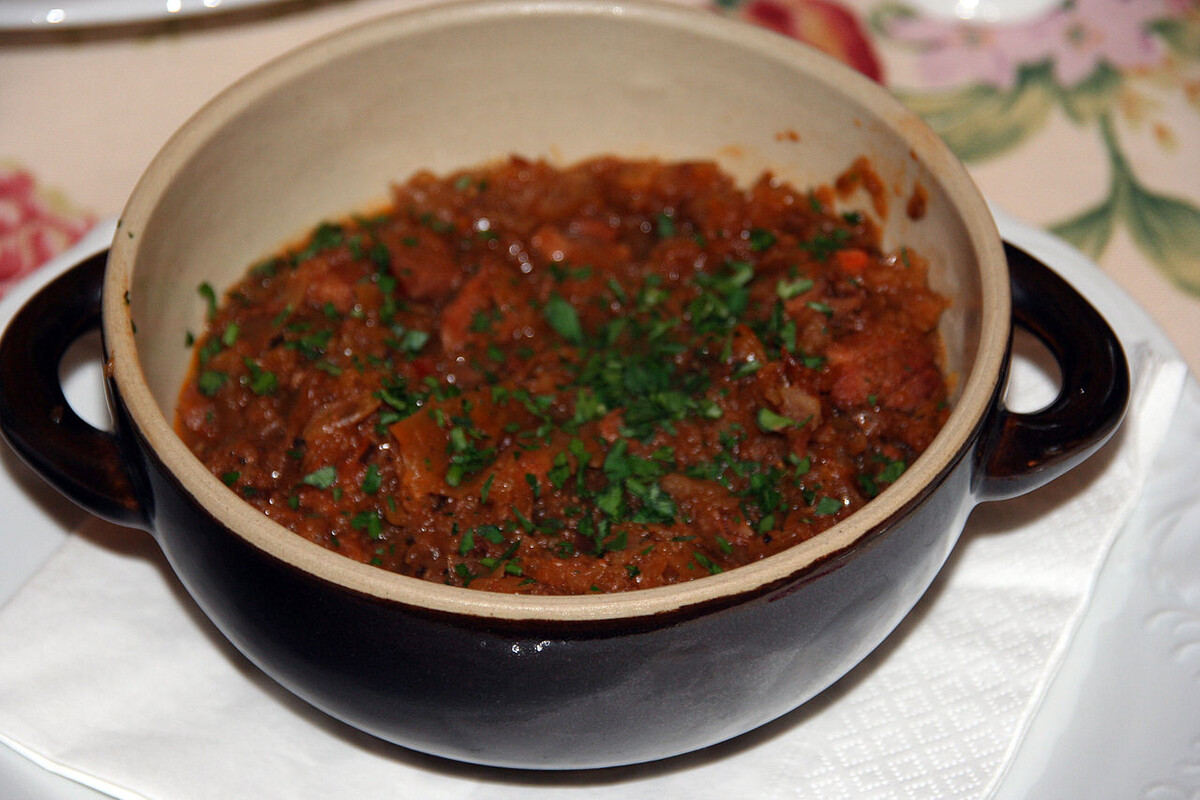 Овощной бигос со свежим луком