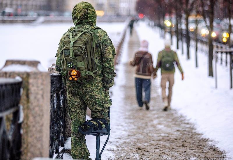 Военнослужащий на набережной в Петербурге. Фото: Екатерина Аболмасова/Коммерсантъ
