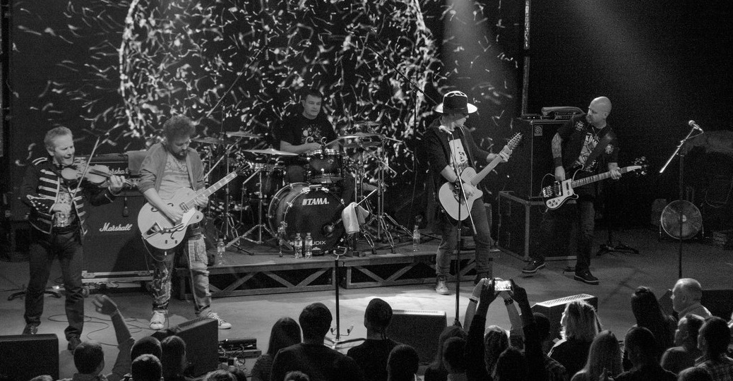 «Репортажи» из мультивселенной «Крематория»: Армен Григорян собирает друзей (Летов, Адель Стар) и переосмысливает хиты для двойного альбома