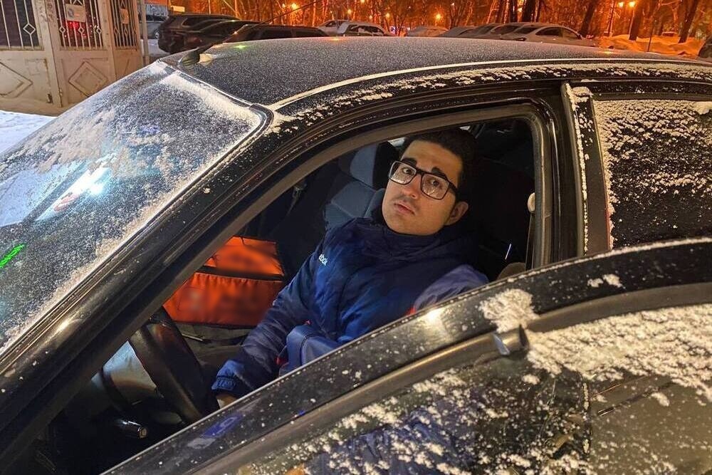    Курьер Михаил Савицкий не смог пройти мимо замерзающей дворняги. "Я бы и сейчас так поступил", - говорит он. / Архив Михаила Савицкого