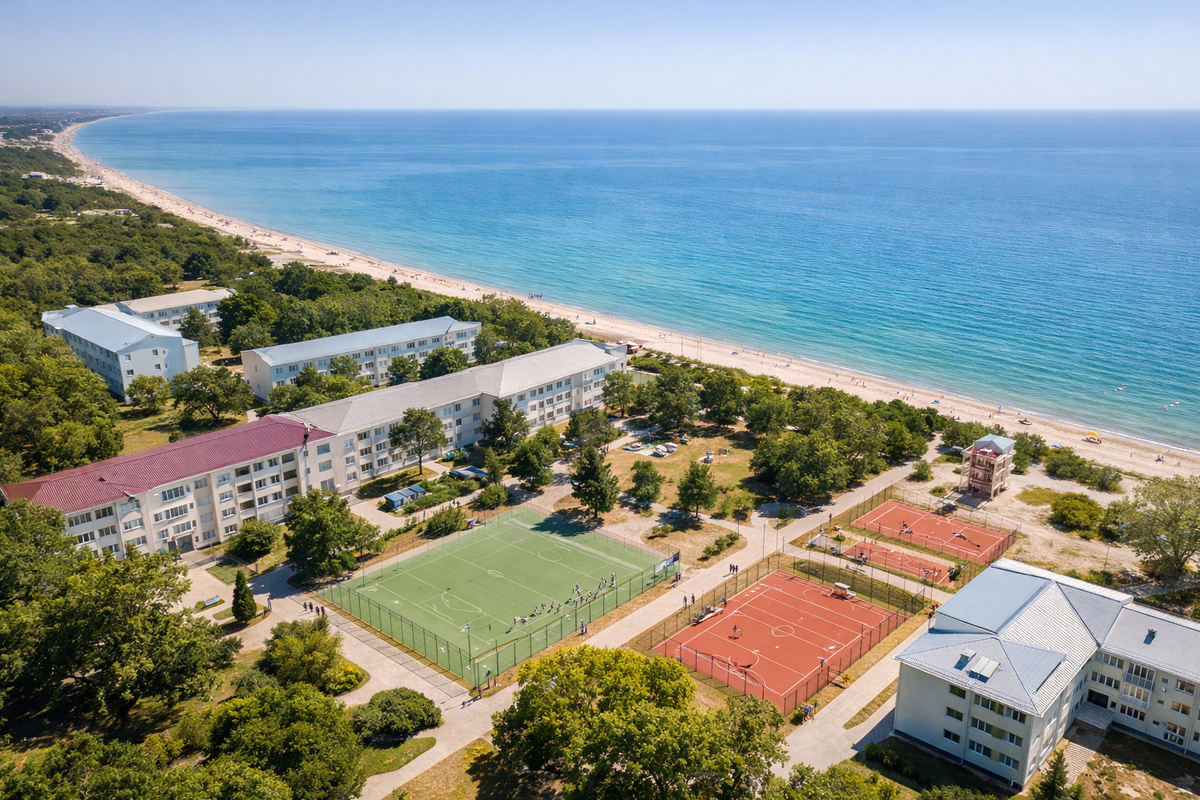 Территория детского оздоровительного лагеря в Анапе: корпуса, спортплощадки и выход к морю