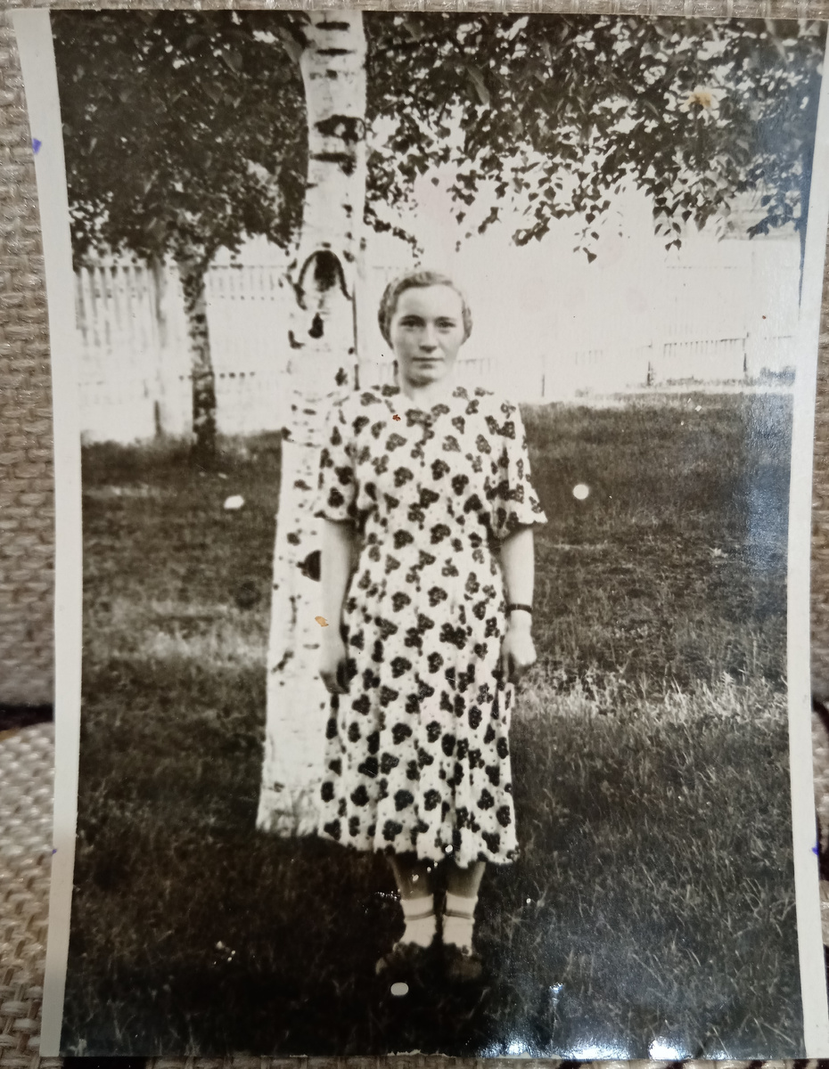 Мама у сельской больницы.