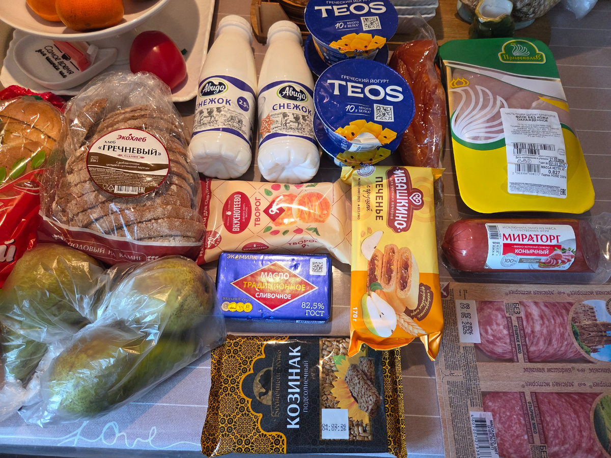 Магнит. У меня действовал промокод СЕЙЧАС 25 от суммы заказа 2000 рублей и поэтому все товары получились со скидкой. Общая стоимость =1726 рублей. Снежок, греческий йогурт с манго и семенами чиа, масло Экомилк, 82,5%, покупала впервые...творог Вкуснотеево, 9%, груши Конференция, филе куриное (дешевле, чем в "Пятёрочке"), карпаччо из курицы, МК Сагуны, сервелат коньячный, колбаса в нарезке, батон, хлеб Гречневый, печенье Ивашкино с грушей, козинак (очень захотелось)