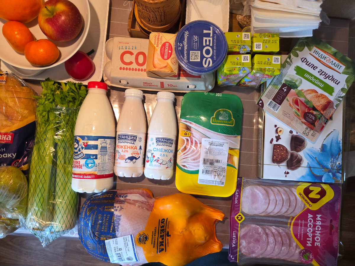 "Пятёрочка" Молоко, ряженка, Снежок, сливочное масло, греческий йогрурт, сельдерей, бёдра куриные, разные виды нарезной колбасы, сок для детей, коробка конфет. Груши заказала и в одном магазине и в другом. Сделала правильно. Из Магнита приехали крупные и менее спелые, а здесь более мелкие и уже переспевшие. Ещё решила купить утку. Эту фирму не покупала. Знаю, что мясо утки во много раз лучше куриного по многим показателям. Слушала эндокринолога. Хочу использовать для бульона. Решила купить яйца "Красная цена", дешёвые, С0. На самом деле понравились, крупные, на вид хорошие. Смысл переплачивать. Общая стоимость 2775 рублей