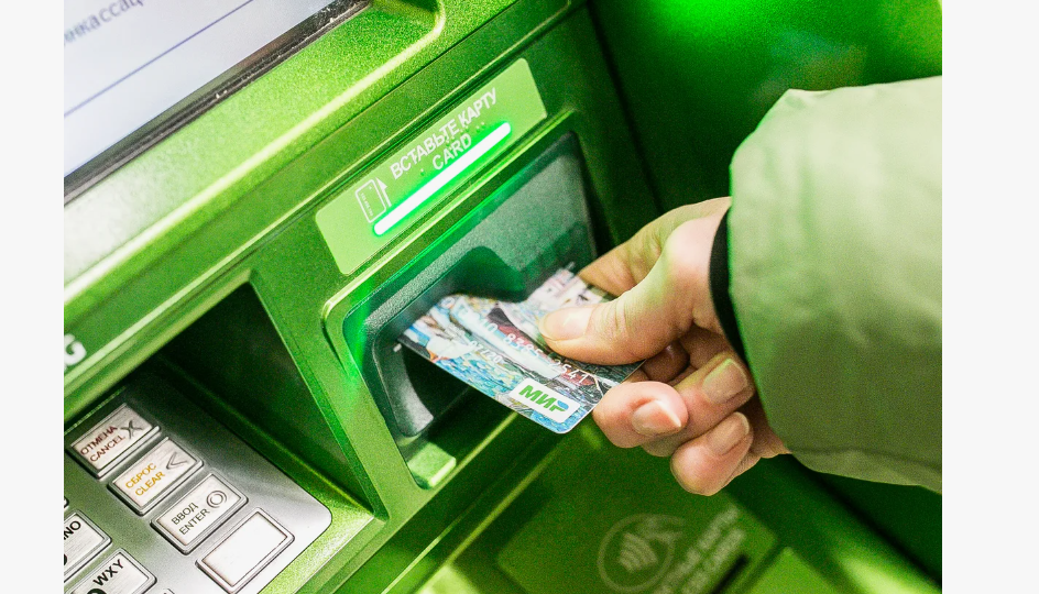 С марта меняются правила снятия наличных с банковских карт: новые лимиты и особенности снятия крупных сумм